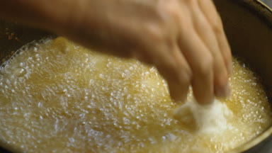 Zeppole kızartma kızgın yağda - Güney İtalya-kapatın