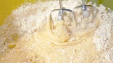 Kadar hamur yapma kadın el görünümü Kapat