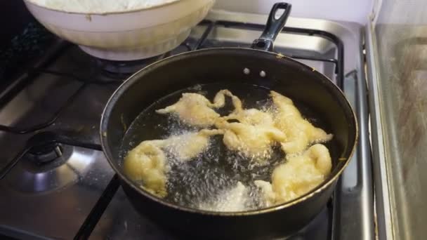 Zeppole 油炸在热的油 意大利的南部 — 图库视频影像