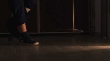 Night.man kırık bacak hareketli - yavaş hareket ile koltuk değneği ile yürüme