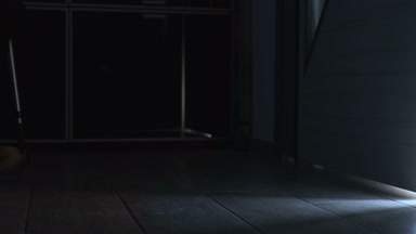 Karanlıkta evde koltuk değneği ile insan kırık bacak ile yürüyor