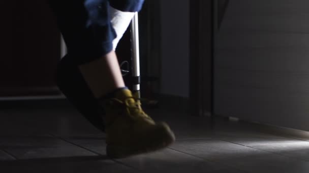 Εστίαση Στον Άνθρωπο Σπασμένο Πόδι Πόδια Πατερίτσες Νύχτα Στενή Αργή — Αρχείο Βίντεο