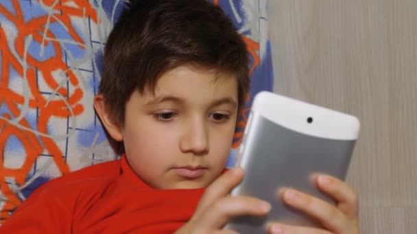 Ritratto Bambino Carino Focalizzato Sulla Riproduzione Videogiochi — Video Stock