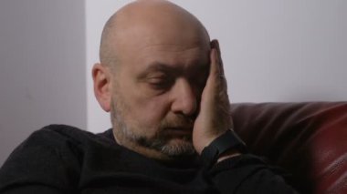 Karanlık düşüncesinde - stres, sorunlar düşünceli olgun adam