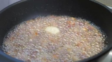 pastırma küpleri tereyağında pişirme üzerinde odaklanmak
