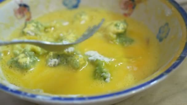 意大利 Cusine 煎炸面包屑上的西兰花涂层特写 — 图库视频影像