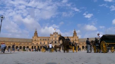 Güzel manzara kalabalık Plaza De Espana - 6 Nisan 2018, Sevilla, İspanya