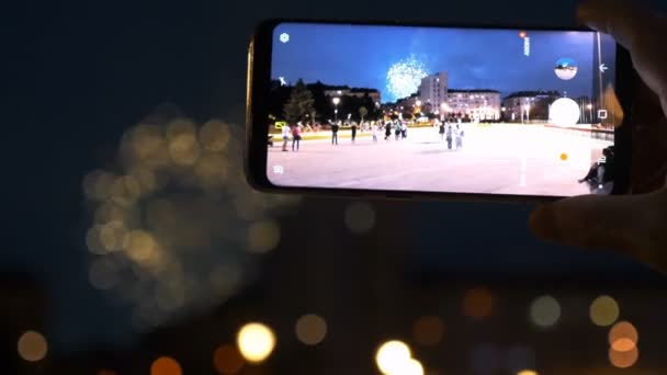 Fechar Fogos Artifício Bonitos Noite Filmando Pelo Telefone Celular Turista — Vídeo de Stock