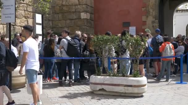 Nisan Sevilla Ispanya Portresi Kraliyet Sarayı Girişinde Uzun Turistler Hattı — Stok video