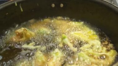 lezzetli brokoli kaynar yağ - İtalyan gelenek - meyilli yakın kadar kızartma.