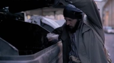 umutsuzluk, açlık, yoksulluk bir evsiz adam bulur bir sandviç garbag karıştırmak