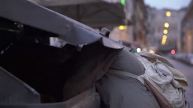 Yoksulluk, açlık-ungry homeles rummages çöp, bir sandviç bulur