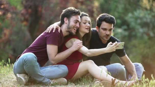 Portrait Trois Jeunes Amis Font Selfie Dans Parc Selfie Joie — Video
