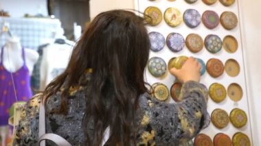 Hediyelik eşya dükkanında turist kadın portresi kremler kokuyor