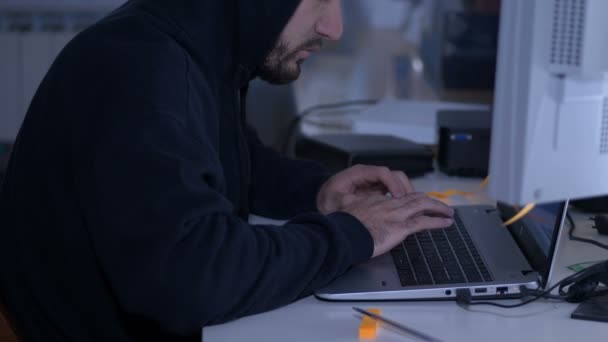 黑客在夜间电脑键盘上打字 — 图库视频影像
