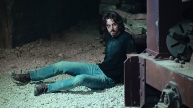 Genç çılgın psikopat bir tutsak bir adam vurmaya çalışır