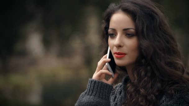 Souriant Heureuse Jolie Jeune Femme Parlant Par Téléphone Dans Parc — Video