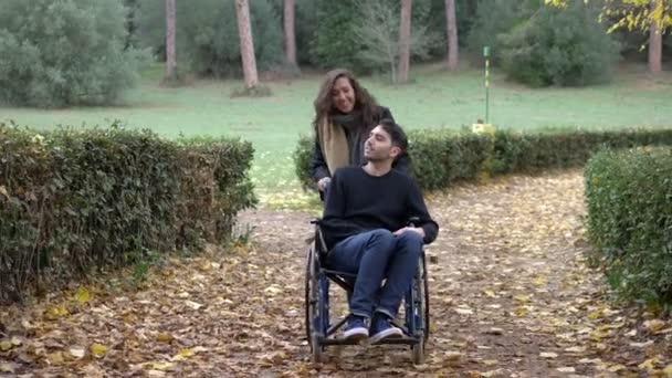 Ρομαντική Βόλτα Στο Πάρκο Για Έναν Νεαρό Άνδρα Αναπηρικό Καροτσάκι — Αρχείο Βίντεο