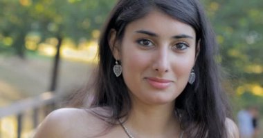 Güzel genç kadın kamera flört - açık görünüyor