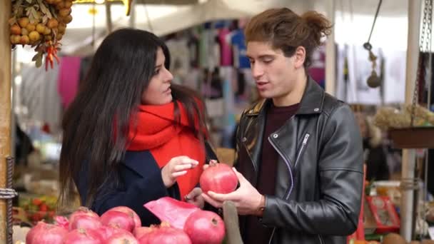 Jovem Casal Atraente Mercado Parece Uma Grande Romã — Vídeo de Stock