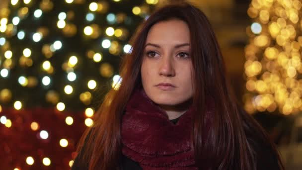 Zamyślony Smutny Młoda Kobieta Sama Patrząc Coś Boże Narodzenie — Wideo stockowe