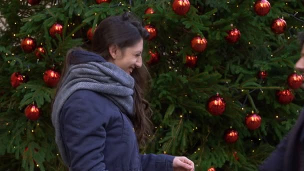 Gelukkig Romantische Kerst Jonge Vriend Gave Brengt Aan Zijn Vriendin — Stockvideo