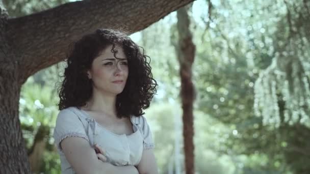 Грустная Подавленная Молодая Женщина Одна Парке Сердцебиение — стоковое видео