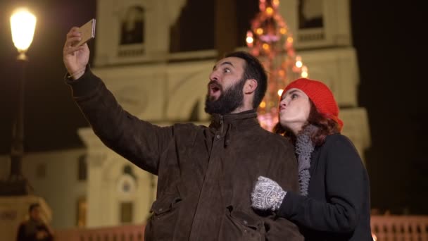 Boże Narodzenie Beztroski Happiness Funny Szczęśliwa Para Biorąc Selfie Ulicy — Wideo stockowe