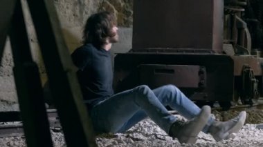 korku, şiddet, delilik. Bir adam bir kürekle saldıran deli manyak