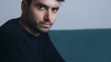 kameraya bakarak üzgün ve depresyonda genç adam portresi ağlıyor