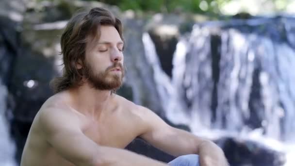 Homme Barbu Assis Sur Rocher Près Une Cascade — Video