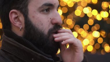 sakallı bir genç adam 