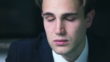 depresif genç güzel adam. Depresyon, kırıklık, üzüntü