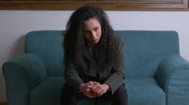 üzgün, depresif ve hayal kırıklığına uğramış genç kadın ağlamaya başlar