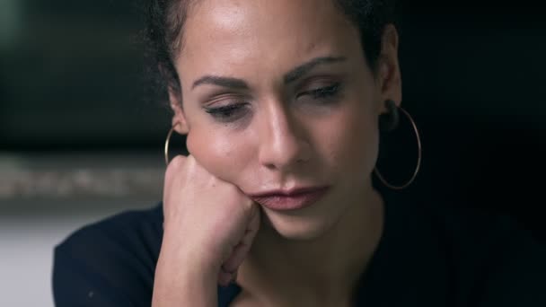 Deprimida Joven Hermosa Mujer Llora — Vídeo de stock
