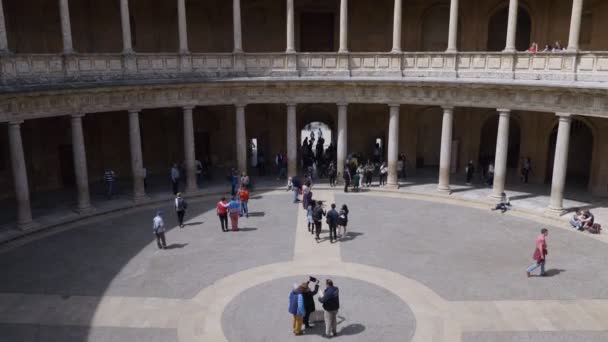 Turystów Odwiedzających Pałac Karola Alhambra Kwietnia 2018 Granada Hiszpania — Wideo stockowe