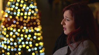 Depressed genç kadın Noel-profilde tek başına oldukça üzücü odaklanmak