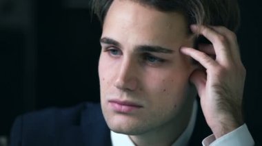 depresif genç güzel adam. Depresyon, kırıklık, üzüntü