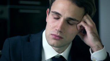 depresif genç güzel adam. Depresyon, kırıklık, üzüntü