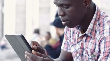 siyah adam dijital tablet için arıyorsunuz