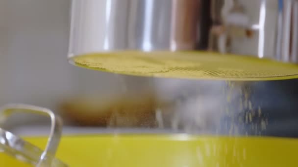 Zamknąć Gotowanie Słodycze Dodawanie Mąki Ciasta Zwolnionym Tempie — Wideo stockowe