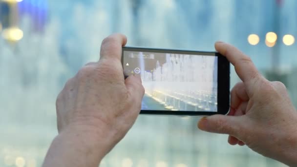 Video Çekimi Portarit Çeşme Dökerek Smartphone Ile Kapatmak — Stok video