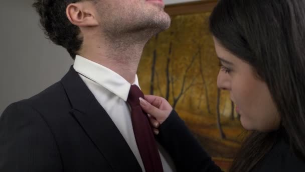 슬로우 모션이 그녀의 남편에 넥타이 달콤한 아내의 초상화 — 비디오