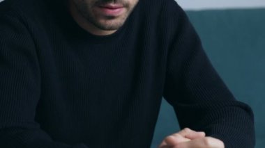 kapatmak kadar ruhsal bozukluklar adamla üzerinde olan kameraya - hastalıklar, zihinsel, delilik, sağlık seyir öfke ile patlamak üzere
