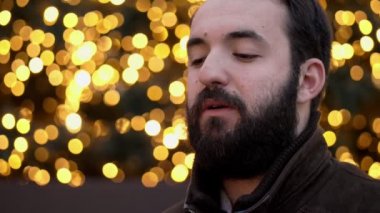 sakallı bir genç adam 