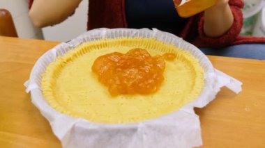 tatlılar yapmaya yakın: reçel tart hamuru içinde koyarak