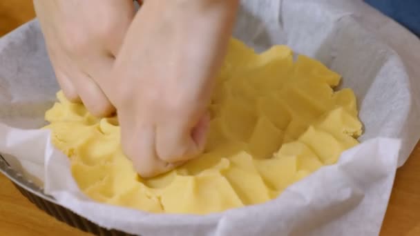 Foco Cozinhar Torta Caseira Misturar Massa Com Mãos — Vídeo de Stock