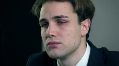 depresif genç güzel adam. Depresyon, kırıklık, üzüntü