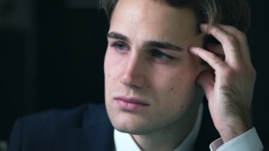 depresif genç güzel adam. Depresyon, kırıklık, üzüntü