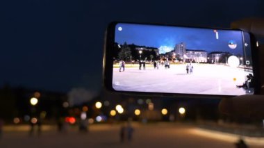 gece bir turistin cep telefonu tarafından filme de güzel havai fişek üzerinde Kapat